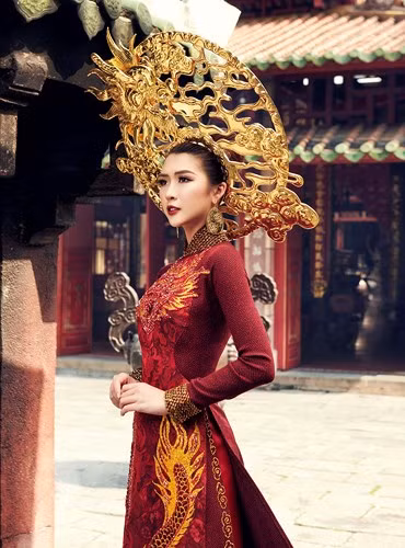 Ngoài ra, những họa tiết trên áo được xử lý đính kết đá pha lê tiệp làm nổi bật và tạo nên điểm nhấn cần thiết cho bộ quốc phục. Ngoài ra, những họa tiết trên áo được xử lý đính kết đá pha lê tiệp làm nổi bật và tạo nên điểm nhấn cần thiết cho bộ quốc phục .