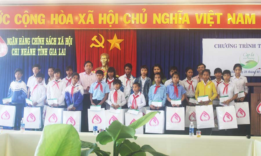  VBSP tỉnh tặng quà Tết cho 20 em học sinh có hoàn cảnh đặc biệt khó khăn, do Ngân hàng tài trợ theo chương trình Cặp lá yêu thương. Ảnh: S.C