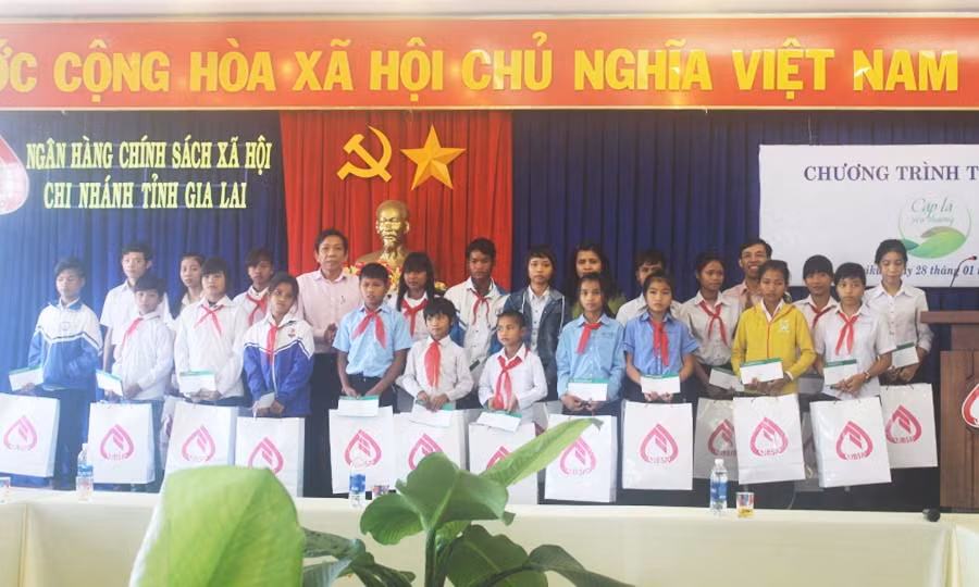  VBSP tỉnh tặng quà Tết cho 20 em học sinh có hoàn cảnh đặc biệt khó khăn, do Ngân hàng tài trợ theo chương trình Cặp lá yêu thương. Ảnh: S.C