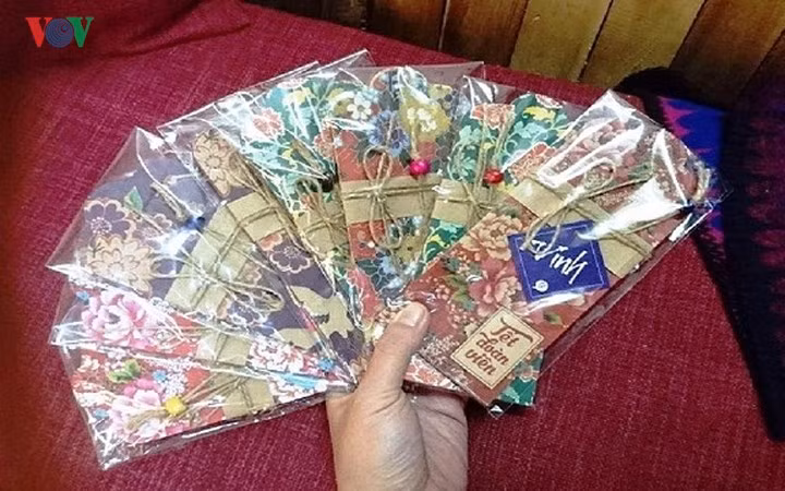 Bên cạnh những bao lì xì đỏ với câu chúc quen thuộc như: 