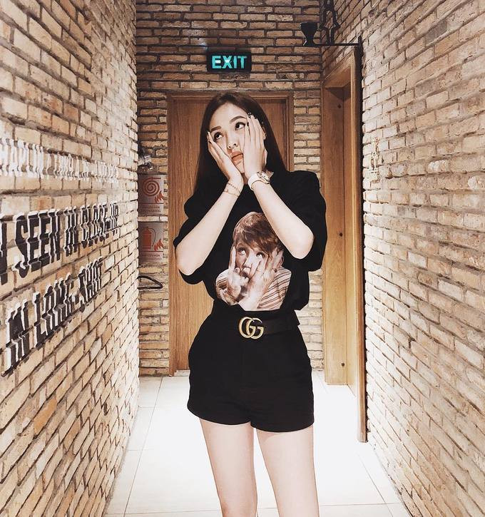 Hoa hậu Việt Nam 2014 - Kỳ Duyên - toát lên vẻ trẻ trung, năng động khi dùng thắt lưng Gucci tạo điểm nhấn cho set đồ đơn giản. 