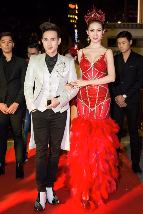 Phan Thị Mơ đội vương miện, diện trang phục đỏ gợi cảm sánh đôi cùng ca sĩ Nguyên Vũ.