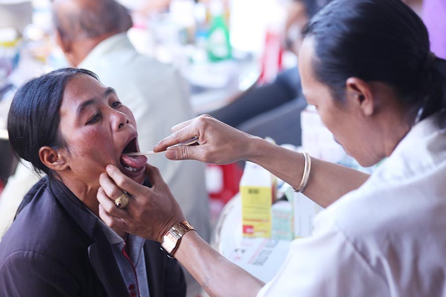 Hơn 200 người nghèo đã đến khám bệnh và nhận thuốc. Ảnh: V.N Hơn 200 người nghèo đã đến khám bệnh và nhận thuốc. Ảnh: V.N