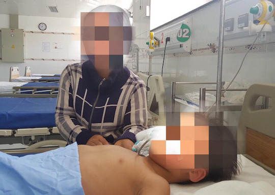 Một trong 3 đứa con của anh S. đang nằm điều trị tại Bệnh viện Nhi đồng Cần Thơ