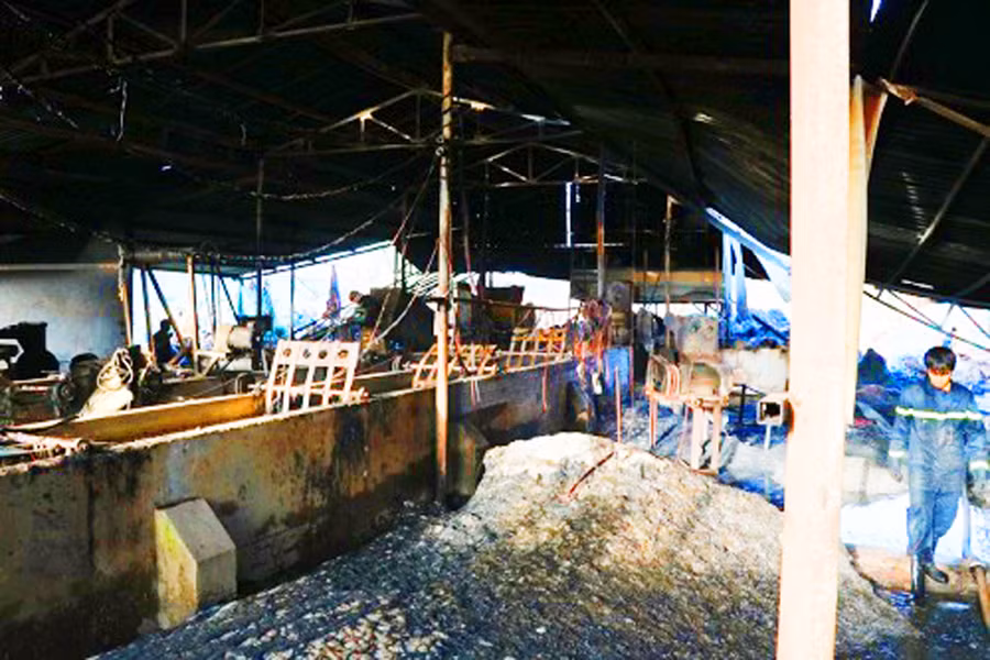 Nhiều thiết bị và khu nhà xưởng bị cháy rụi. Ảnh: Xuân Tuấn