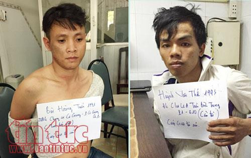 Hai đối tượng bị bắt giữ tại cơ quan chức năng. Hai đối tượng bị bắt giữ tại cơ quan chức năng.