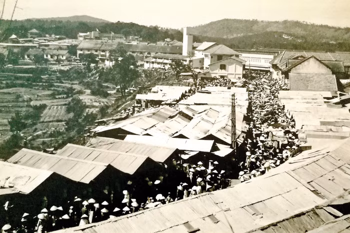 Chợ trên đường Vanvollenhoven (nay là đường Phan Bội Châu, TP Đà Lạt), ảnh chụp năm 1955.