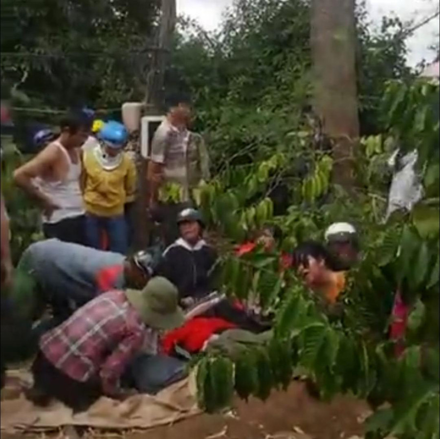 Người thân khóc ngất bên thi thể 2 nạn nhân.