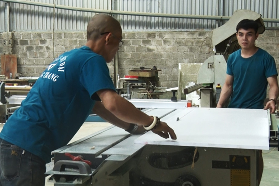 Người lao động vui mừng được thưởnng Tết từ doanh nghiệp dịp cuối năm. Ảnh: N.H Người lao động vui mừng được thưởng Tết từ doanh nghiệp dịp cuối năm. Ảnh: N.H