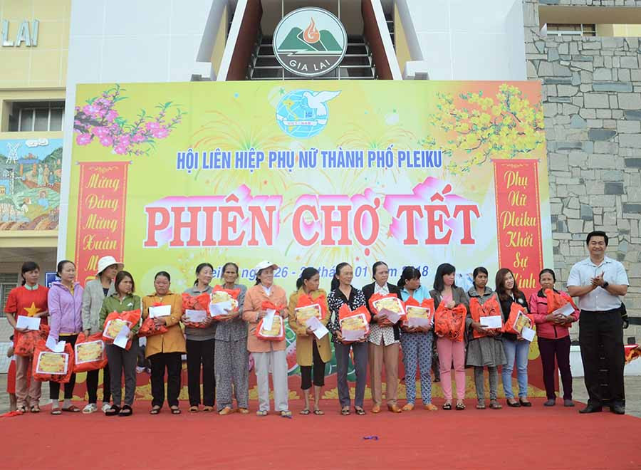Ban tổ chức tặng quà cho gia đình các chị em phụ nữ khó khăn trên địa bàn TP. Pleiku. Ảnh: P.L