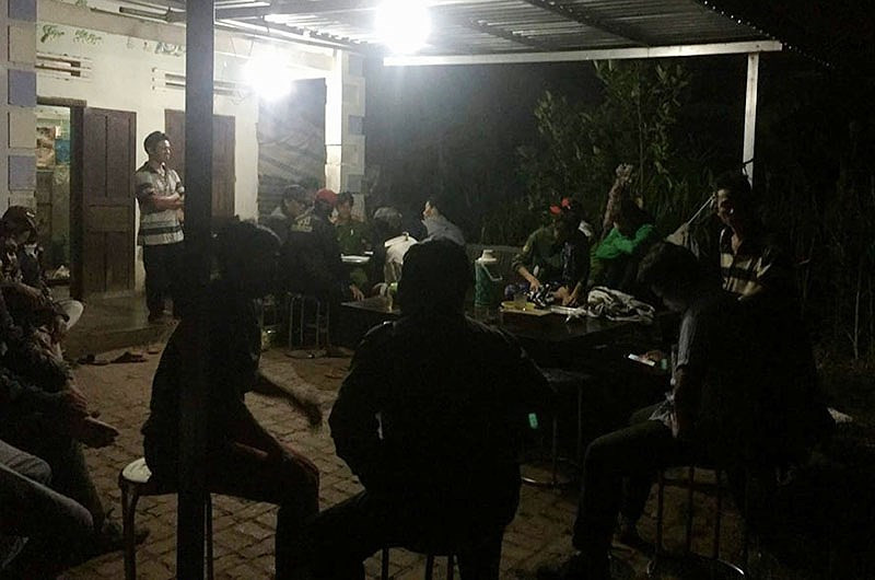 Công an ghi lời khai các nhân chứng.