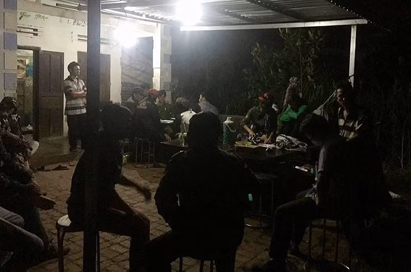 Công an ghi lời khai các nhân chứng.