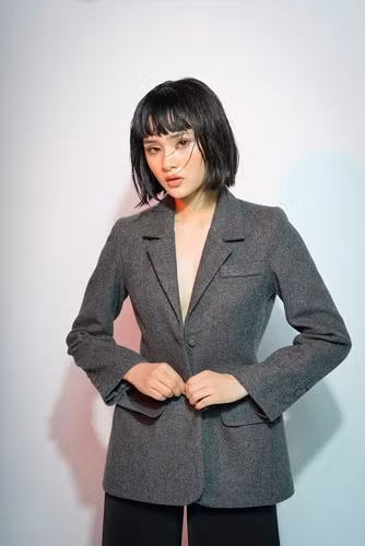 Hiền Hồ sinh năm 1997 ở Đắk Lắk, được nhiều khán giả trẻ tuổi biết đến với vai trò ca sĩ sau khi tham gia chương trình The Voice 2017.