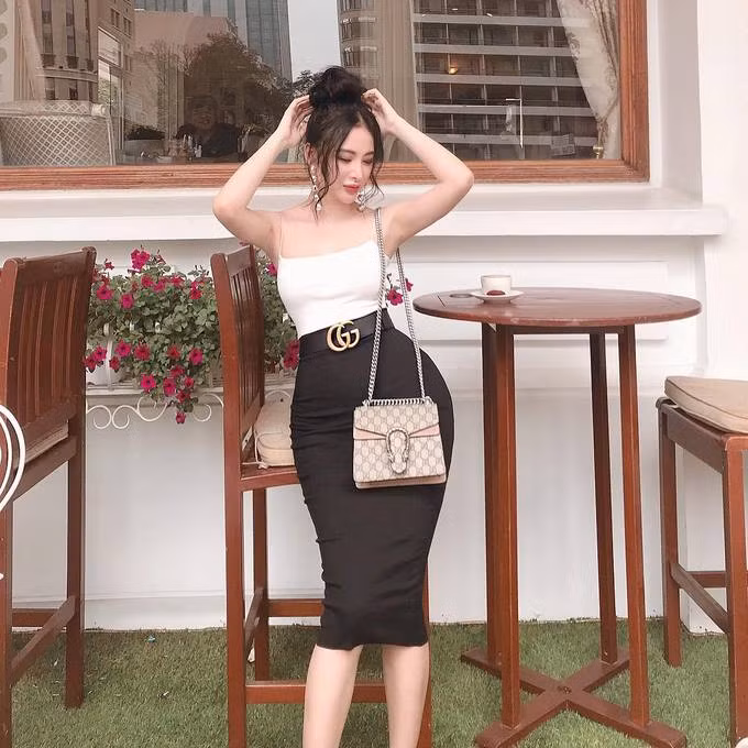 Angela Phương Trinh mix chiếc thắt lưng kiểu dáng cổ điển cùng chân váy bút chì và áo hai dây gợi cảm.
