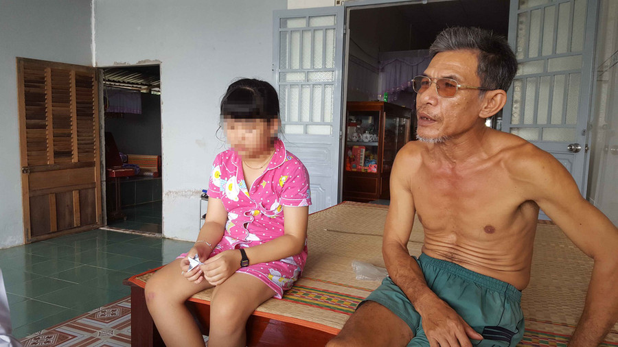 Hơn 10 năm qua bé Kang Hein sống cùng mẹ và gia đình ngoại, chỉ mới được gặp cha một lần.