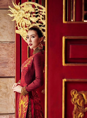 Bước ra đấu trường nhan sắc Miss Intercontinental 2017, Tường Linh và ekip quyết định vẫn lựa chọn Áo Dài – một trong những niềm tự hào của người Việt để giới thiệu đến bạn bè quốc tế. Bước ra đấu trường nhan sắc Miss Intercontinental 2017, Tường Linh và ekip quyết định vẫn lựa chọn Áo Dài – một trong những niềm tự hào của người Việt để giới thiệu đến bạn bè quốc tế.