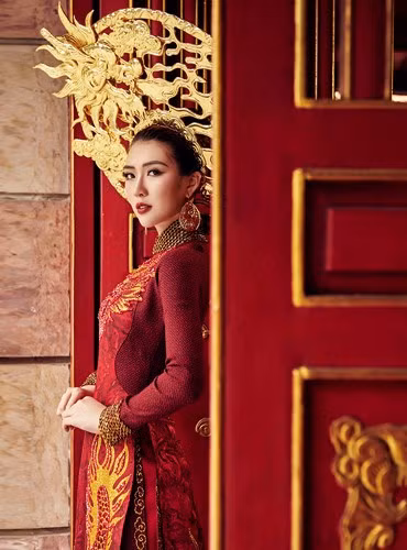 Bước ra đấu trường nhan sắc Miss Intercontinental 2017, Tường Linh và ekip quyết định vẫn lựa chọn Áo Dài – một trong những niềm tự hào của người Việt để giới thiệu đến bạn bè quốc tế. Bước ra đấu trường nhan sắc Miss Intercontinental 2017, Tường Linh và ekip quyết định vẫn lựa chọn Áo Dài – một trong những niềm tự hào của người Việt để giới thiệu đến bạn bè quốc tế.