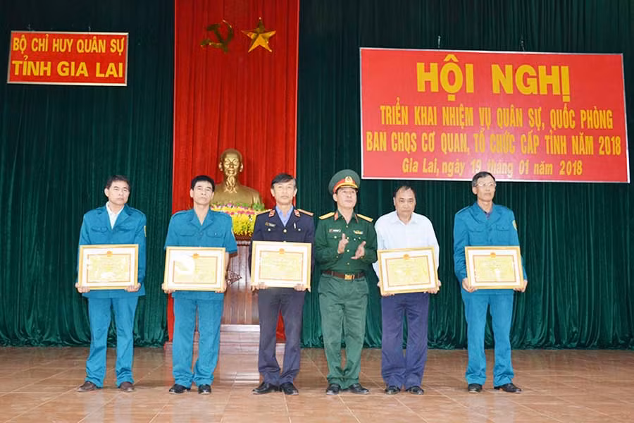  Tặng giấy khen cho các tập thể và cá nhân. Ảnh: Vĩnh Hoàng