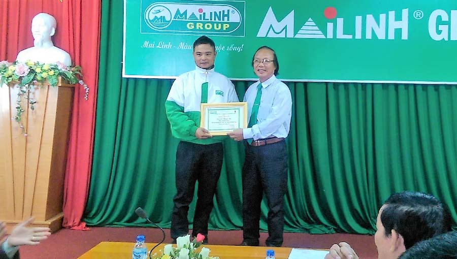 Giám đốc Công ty TNHH một thành viên Mai Linh khen thưởng tài xế Lê Thanh Sơn. Ảnh: Lê Lan