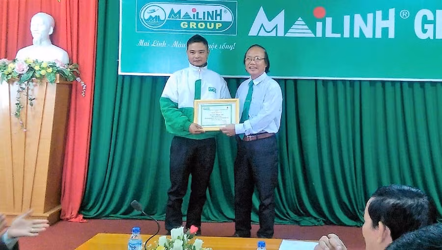 Giám đốc Công ty TNHH một thành viên Mai Linh khen thưởng tài xế Lê Thanh Sơn. Ảnh: Lê Lan