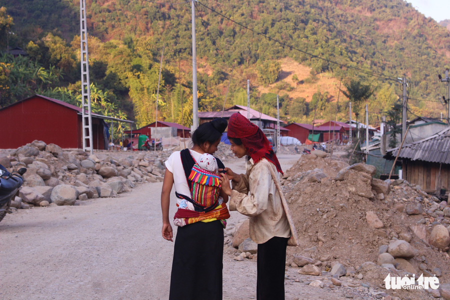 Bé con ơi, cho cô ngắm con một chút thôi!