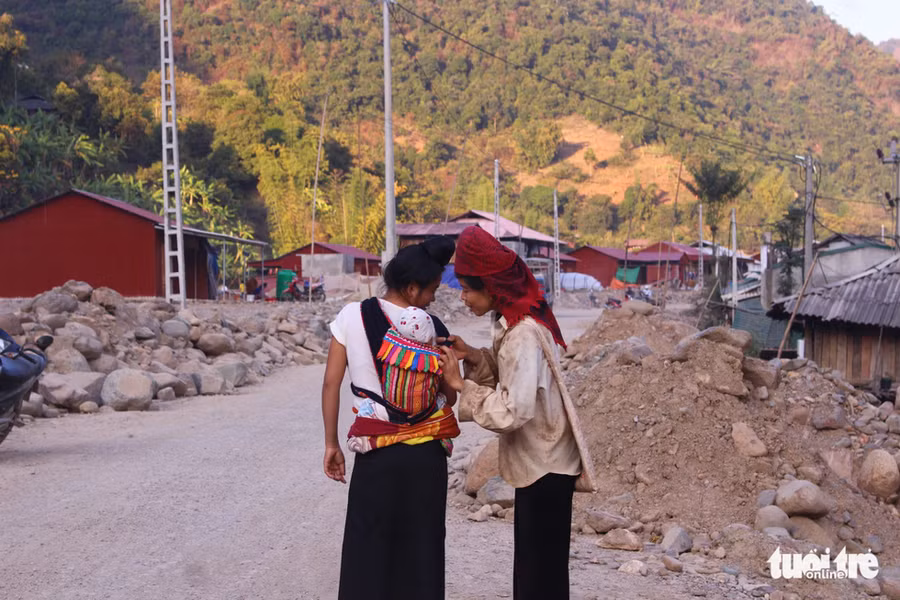 Bé con ơi, cho cô ngắm con một chút thôi!