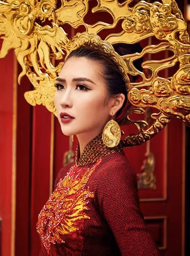 Theo NTK Phạm Sĩ Toàn, việc dùng hình ảnh 5 con rồng là có dụng ý khéo léo tạo sự kết hợp của hình ảnh ngũ hành (Kim , mộc , thủy , hỏa , thổ) với mong muốn mang đến sự may mắn và niềm vui cho người mặc. Theo NTK Phạm Sĩ Toàn, việc dùng hình ảnh 5 con rồng là có dụng ý khéo léo tạo sự kết hợp của hình ảnh ngũ hành (Kim , mộc , thủy , hỏa , thổ) với mong muốn mang đến sự may mắn và niềm vui cho người mặc.