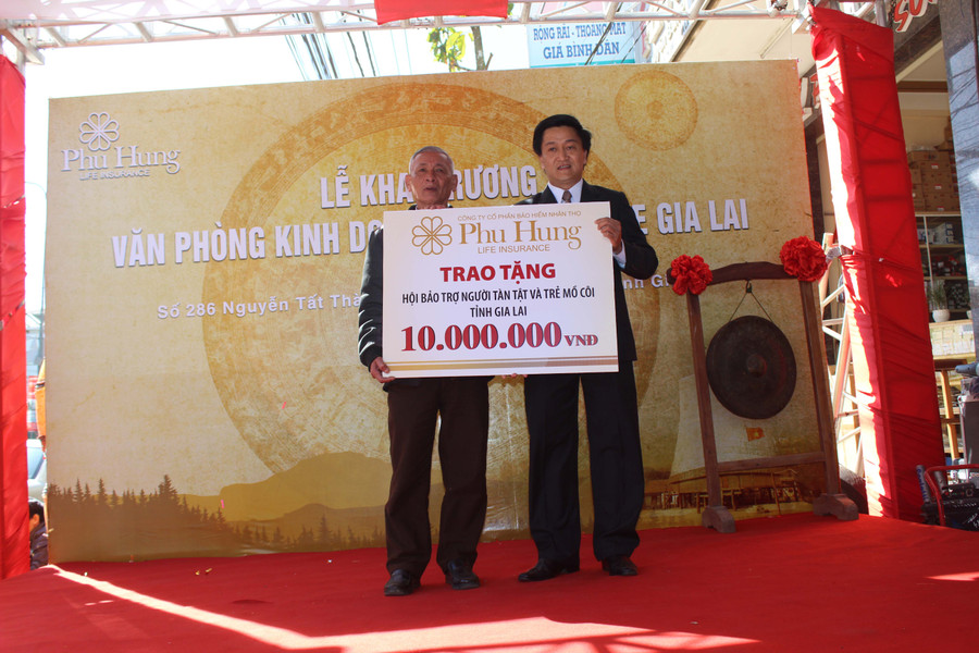 Giám đốc kinh doanh khu vực trao tặng quà cho Hội Bảo trợ người tàn tật và Trẻ em mồ côi tỉnh Gia Lai. Ảnh: H.V Giám đốc kinh doanh vùng trao tặng quà cho Hội Bảo trợ người tàn tật và Trẻ em mồ côi tỉnh Gia Lai. Ảnh: H.V