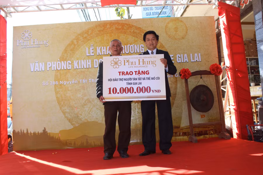 Giám đốc kinh doanh vùng trao tặng quà cho Hội Bảo trợ người tàn tật và Trẻ em mồ côi tỉnh Gia Lai. Ảnh: H.V