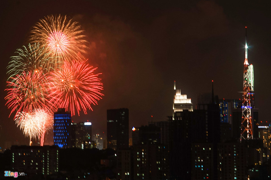 Chào đón năm mới 2018, TP.HCM có một điểm bắn pháo hoa tầm cao tại khu vực đầu đường hầm vượt sông Sài Gòn tại Thủ Thiêm (quận 2).