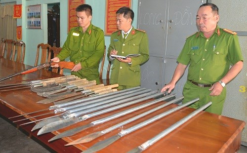  Công an thu giữ súng tự chế cùng một số lượng lớn hung khí (ảnh: Danviet)