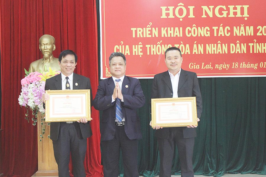  Trao bằng khen của Chính phủ cho hai tập thể có thành tích xuất sắc. Ảnh: Lê Anh