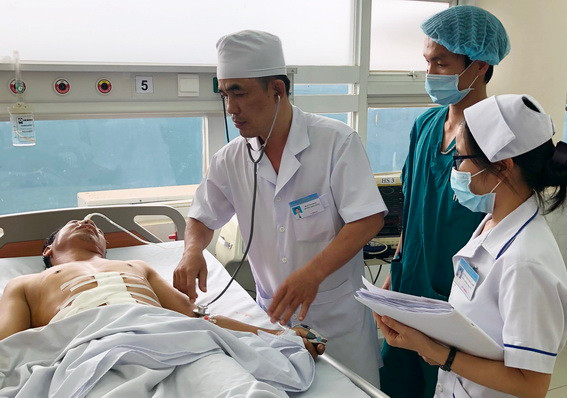 Bệnh nhân Nguyễn Văn Họa điều trị phục hồi chức năng tại Khoa ngoại tổng quát Bệnh viện đa khoa Long Khánh.