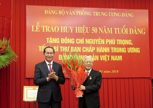 Chủ tịch nước Trần Đại Quang tặng hoa chúc mừng Tổng Bí thư.
