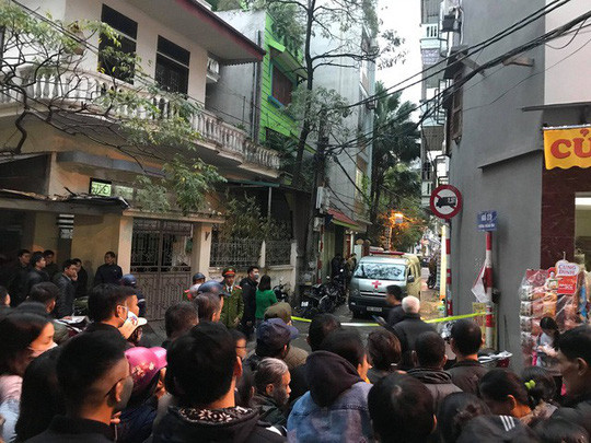 Xe cứu thương được điều đến đưa thi thể ông Lâm đi khỏi ngõ 297 Xe cứu thương được điều đến đưa thi thể ông Lâm đi khỏi ngõ 297