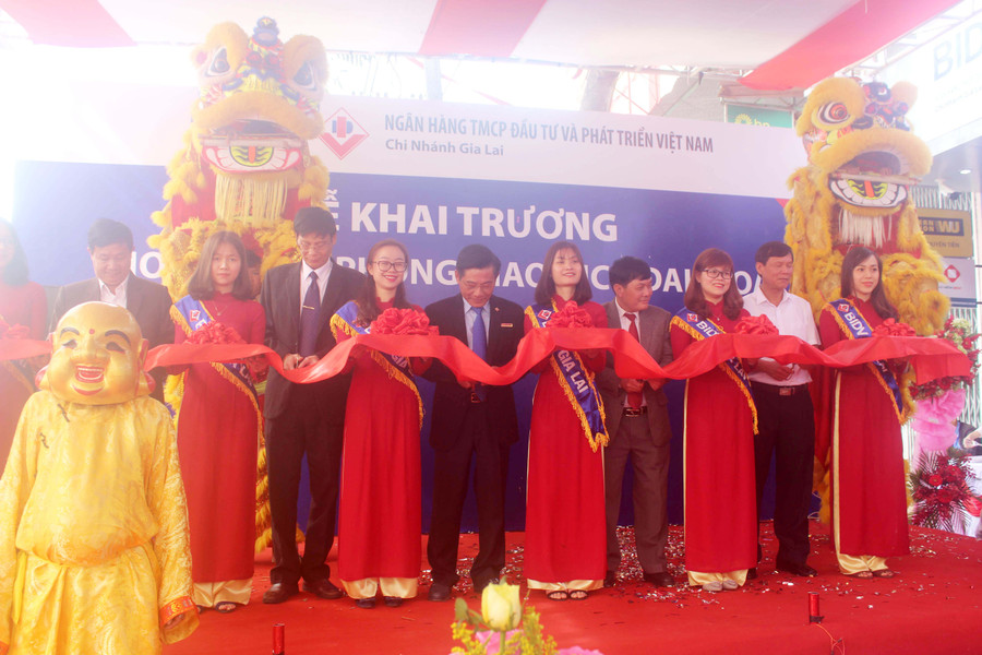 Đại diện NHNN tỉnh, BIDV Gia Lai và lãnh đạo huyện Đak Đoa cắt băng khai trương hoạt động phòng giao dịch. Ảnh: S.C Đại diện NHNN tỉnh, BIDV Gia Lai và lãnh đạo huyện Đak Đoa cắt băng khai trương hoạt động phòng giao dịch. Ảnh: S.C