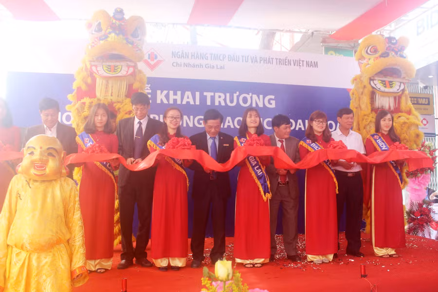 Đại diện NHNN tỉnh, BIDV Gia Lai và lãnh đạo huyện Đak Đoa cắt băng khai trương hoạt động phòng giao dịch. Ảnh: S.C
