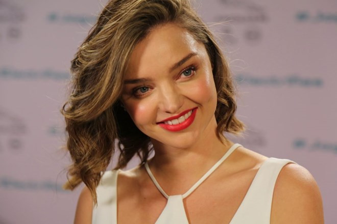  Thiên thần Miranda Kerr luôn tự tin dùng son đỏ nhờ hàm răng trắng sáng của mình.