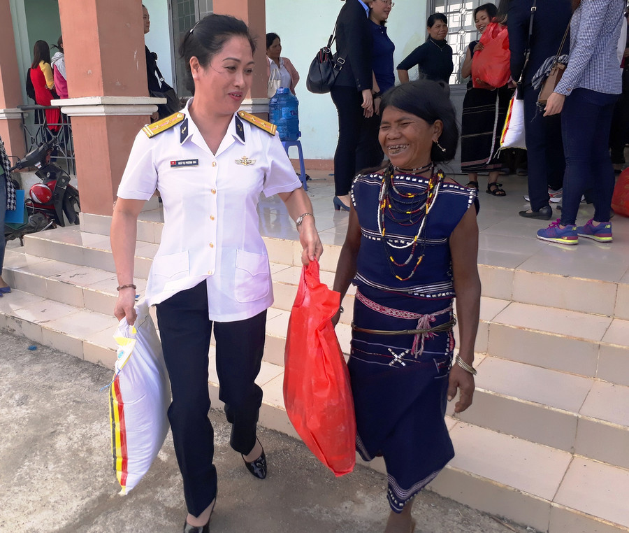 Sự sẻ chia nhỏ giúp phụ nữ nghèo có được niềm vui lớn. Ảnh: Trần Dung