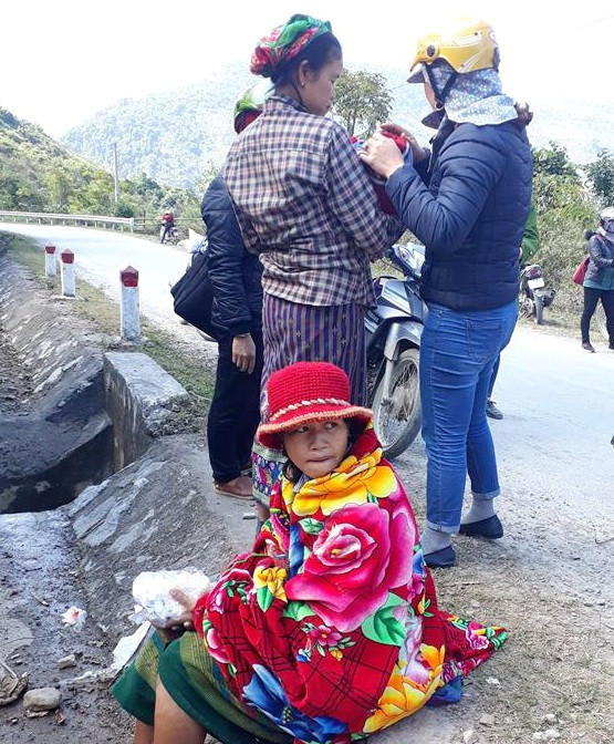 Sản phụ may mắn được các giáo viên giúp đỡ sinh con bên đường