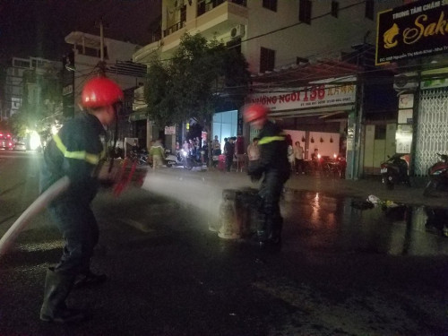 Làm mát 6 bình gas đưa ra khỏi đám cháy.