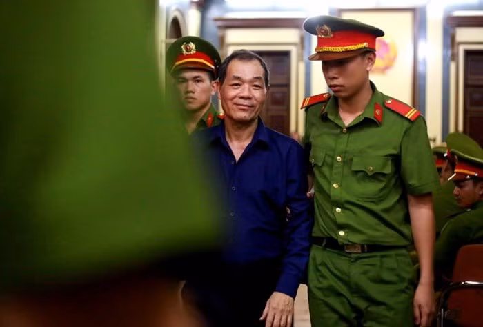 Bị cáo Trầm Bê được đưa ra ngoài để chăm sóc do có vấn đề về sức khoe