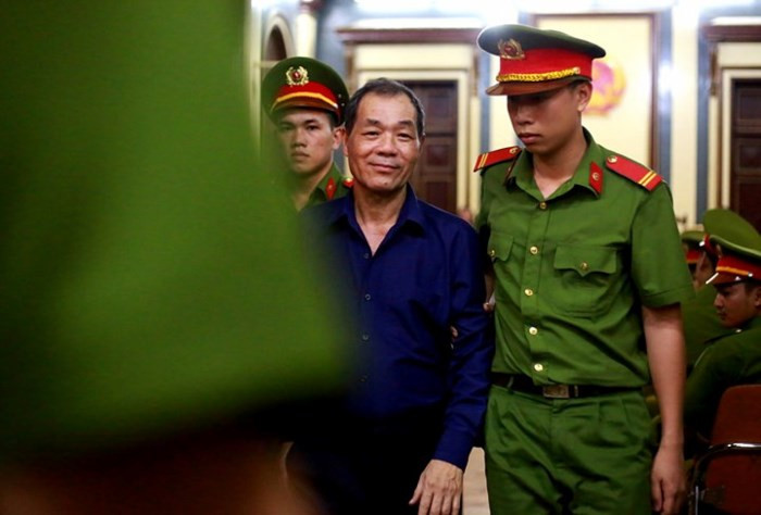 Bị cáo Trầm Bê được đưa ra ngoài để chăm sóc do có vấn đề về sức khỏe. Bị cáo Trầm Bê được đưa ra ngoài để chăm sóc do có vấn đề về sức khoe