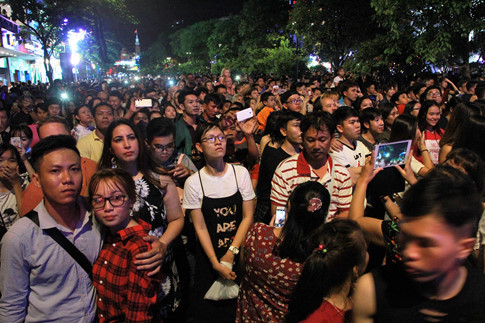 Người trẻ vừa xem pháo hoa, vừa cầu mong một năm mới thật nhiều niềm vui