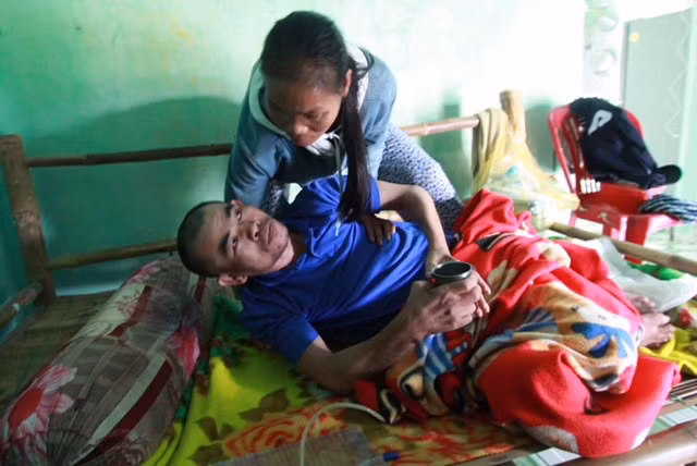 Ông Phạm Văn Long (43 tuổi), thôn Hà Bình, bị tai nạn liệt toàn thân khi đi tàu cá Hàn Quốc.