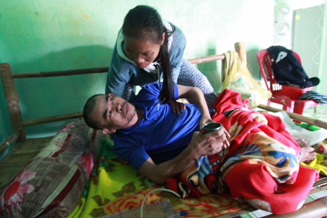 Ông Phạm Văn Long (43 tuổi), thôn Hà Bình, bị tai nạn liệt toàn thân khi đi tàu cá Hàn Quốc. Ông Phạm Văn Long (43 tuổi), thôn Hà Bình, bị tai nạn liệt toàn thân khi đi tàu cá Hàn Quốc.