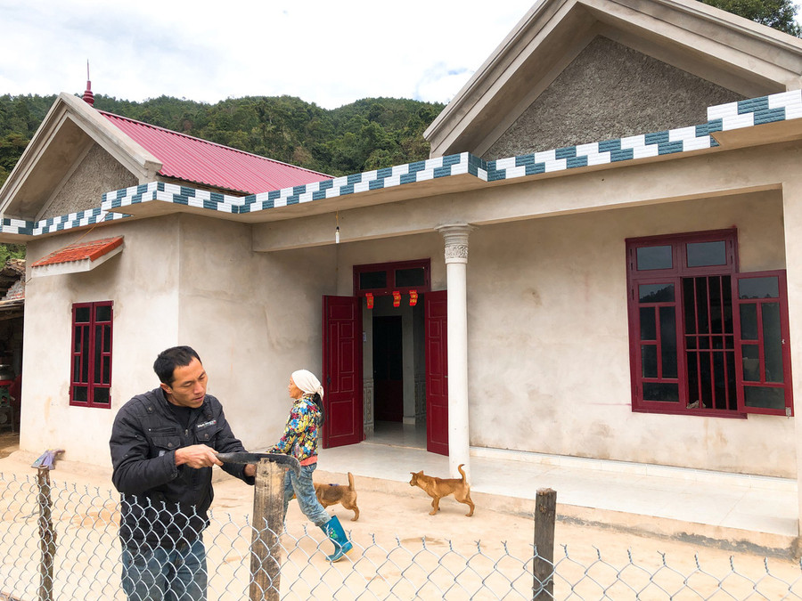 Anh Hoàng Dầu Hỉn, thôn Bó Pằm, bên căn nhà mới khang trang mới được làm từ tiền tích cóp sau những vụ chanh rừng.