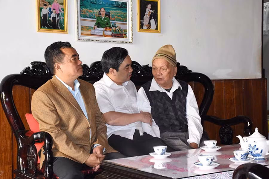  Đoàn đến thăm và chúc Tết ông Lê Quốc Thành-cán bộ tiền khởi nghĩa. Ảnh: Ngọc Sang