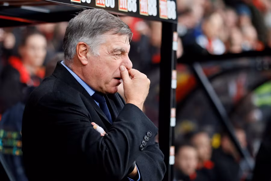 HLV Sam Allardyce thất vọng với màn trình diễn của các học trò. Ảnh: REUTERS