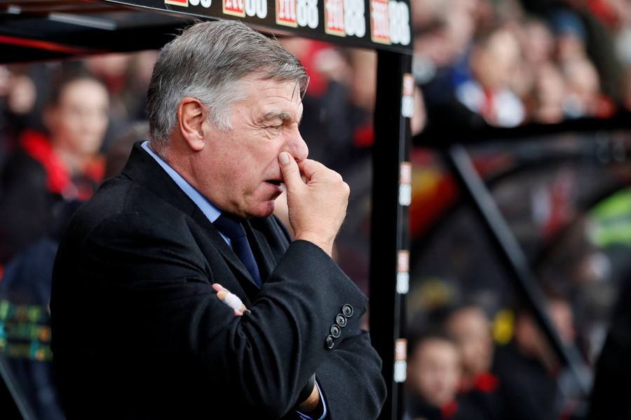 HLV Sam Allardyce thất vọng với màn trình diễn của các học trò. Ảnh: REUTERS